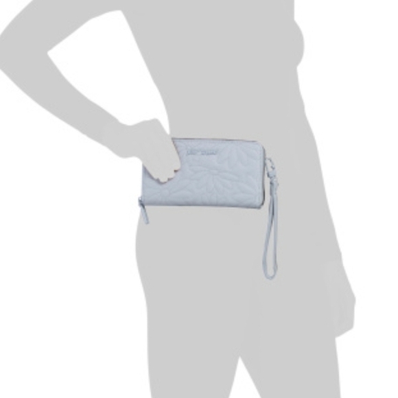 💙🔹️Betsey Johnson🔹️ Blue Quilted Vozed Z/A Wallet Wristlet Floral Wallet - Picture 5 of 12